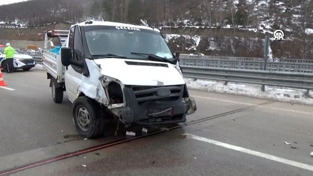 Tokat'ta bariyerlere çarparak karşı şeride geçen pikaptaki 2 kişi yaralandı