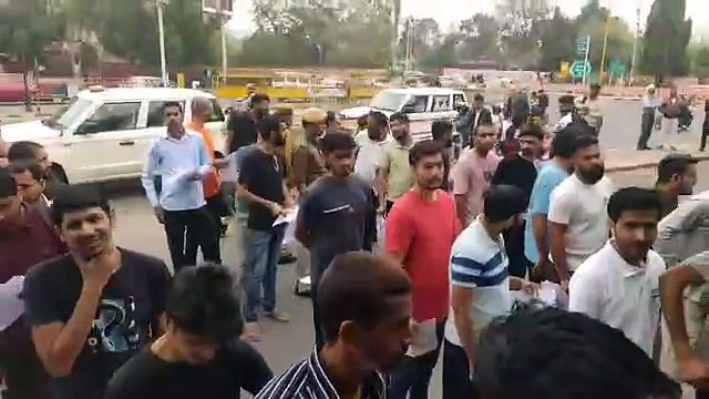 जयपुर में अचानक उमड़ी युवाओं की भीड़, पुलिस अलर्ट; वीडियो में देखें क्या है माजरा?