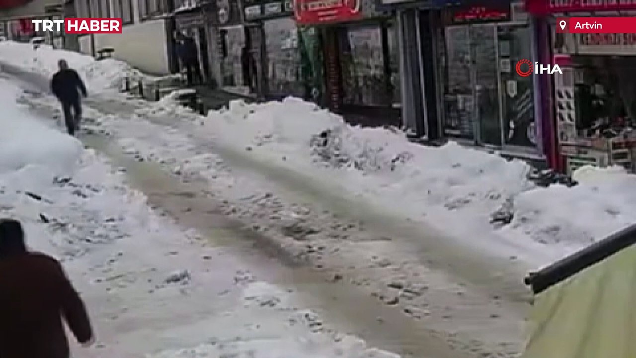 Çatıdan düşen kar kütlesinden son anda kurtuldular