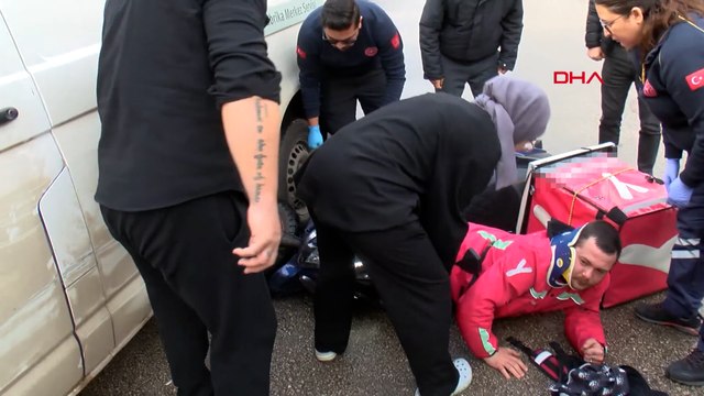 Islak zeminde motosikleti kayan kurye, hafif ticari aracın altında kaldı