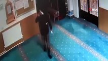Camiye giren hırsız mevlitten kalan keki yiyip meyve suyu içti