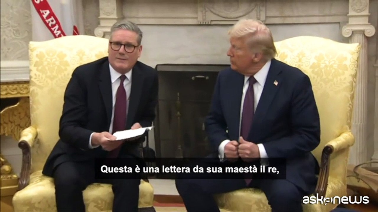 Keir Starmer porta a Trump un invito personale di re Carlo III