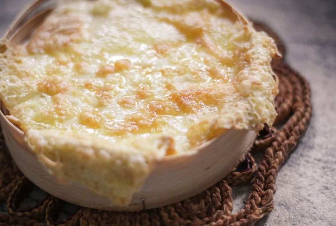 Recette d’hiver : cette célèbre cheffe revisite l’incontournable Mont d’Or rôti au four avec 2 ingrédients inattendus
