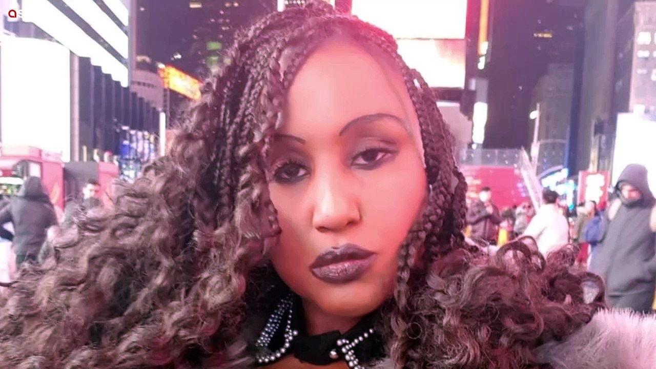 Eine im mittleren Alter geht mit Männer aus die 23 Jahre jünger sind als sie