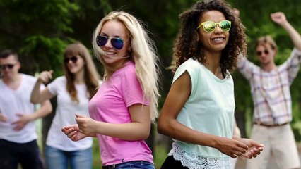 O dossel sob as nuvens é azul e suave._A tristeza empurra Hassel para baixo das. New Song