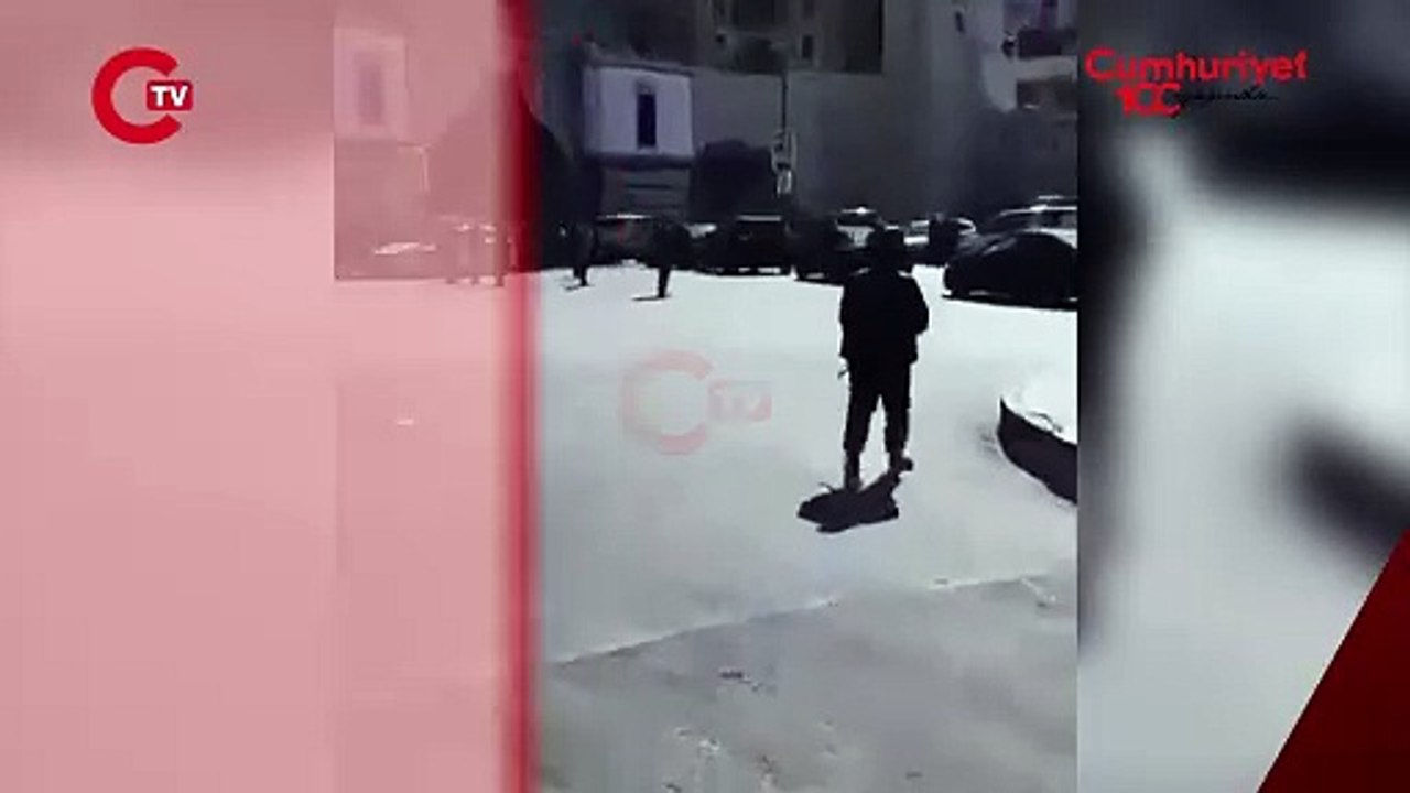 Şam Valisi Maher Muhammed Mervan, hükümet yetkilileriyle birlikte, Türkiye Cumhurbaşkanı'nın oğlu Bilal Erdoğan başkanlığındaki Türk heyetini Eski Şam'daki Emevi Camii'nde kabul etti.