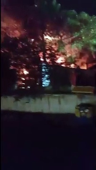 Incêndio de grandes proporções destrói ferro-velho na SC-445 no Sul de SC