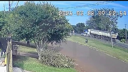 Vídeo mostra colisão entre carreta e caminhão na BR-277