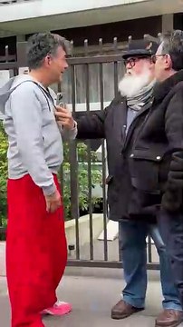 Exclusif - Vidéo - Stéphane Plaza a été surpris par les photographes et vidéastes à la sortie d'un RDV à Paris