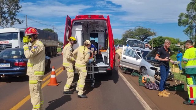 Carro e caminhão se envolvem em colisão na BR-277, em Santa Tereza do Oeste
