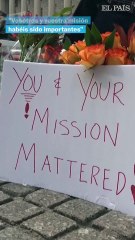 Decenas de personas despiden como héroes a los trabajadores de USAID despedidos