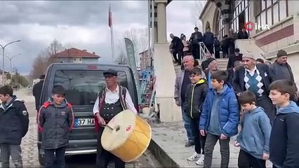 Çocuklar sokak sokak gezip manilerle Ramazan’ın gelişini kutladı