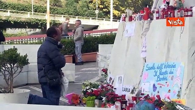 Prosegue il ricovero di Papa Francesco: fiori, lumini e biglietti nel piazzale del Gemelli