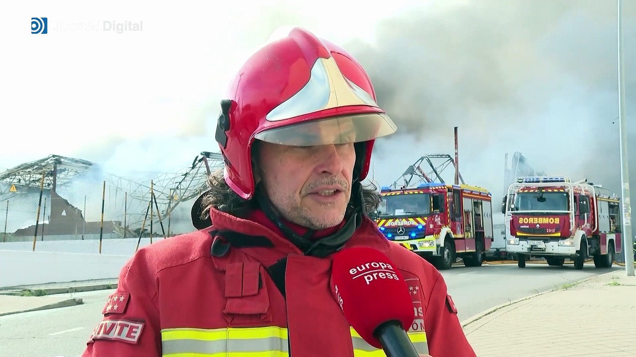 Gran incendio en una nave en el polígono Cobo Calleja