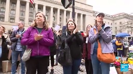 Trabajadores de USAID protestan contra los despidos de Donald Trump