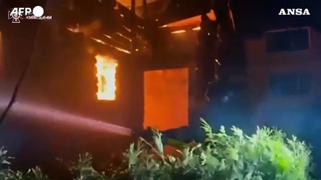 Pioggia di droni russi sull'Ucraina: a Kiev scoppiati incendi