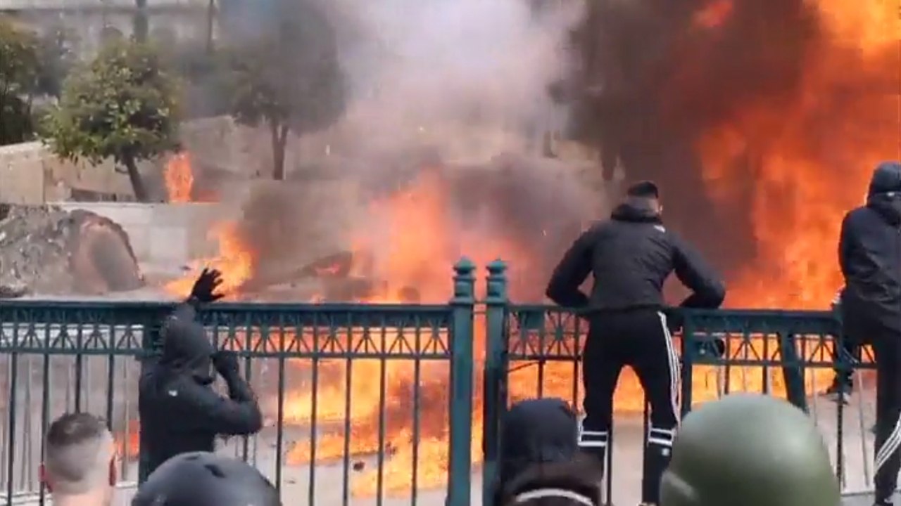 Duros enfrentamientos entre manifestantes y la policía frente al Parlamento de Atenas