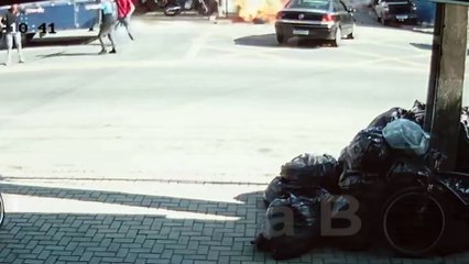 Moto explode após acidente na CIC e rapaz tem queimaduras