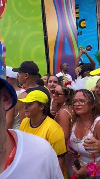 Filho de Saulo Fernandes, João Lucas, curte o Carnaval de Salvador na pipoca durante o show do pai; ASSISTA