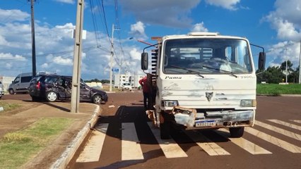 Caminhão Puma e Volkswagen Parati se envolvem em forte colisão no Loteamento Santa Fé