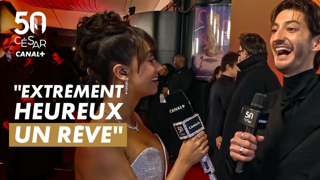 Le reveal des chaussettes de Pierre Niney à Lena Situations sur le tapis rouge des César 2025