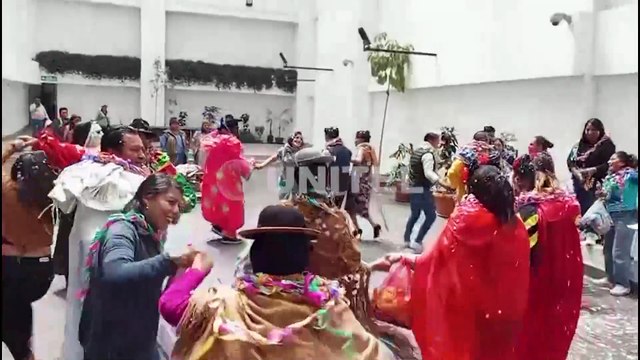 Vestidos de pepinos, diputados arcistas realizan la ch’alla de oficinas de la Asamblea Legislativa por Carnaval