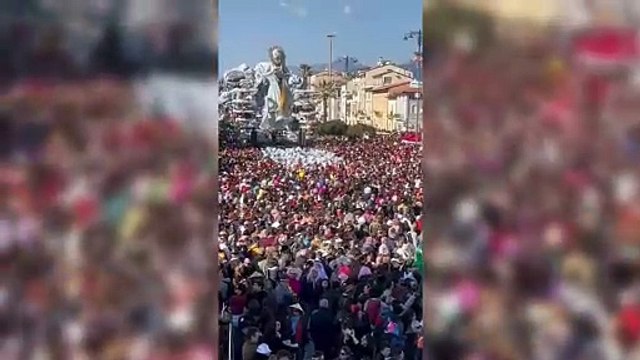Carnevale di Viareggio, in migliaia in Passeggiata nel corso baciato dal sole