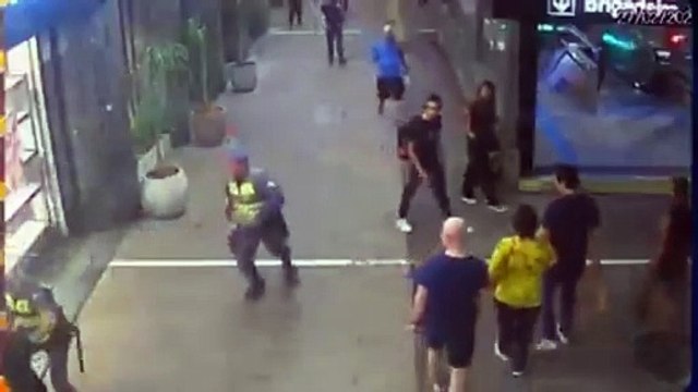 Homem é preso após tentar roubar arma de policial