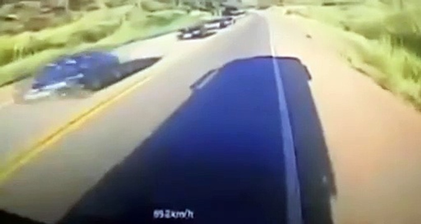 Vídeo mostra momento em que carreta tomba e interdita BR-381