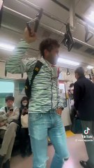 Nicolás Cabré en el subte de Japón