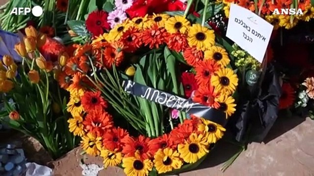 Israele, la tomba di Shiri Bibas e dei suoi due figli Ariel e Kfir