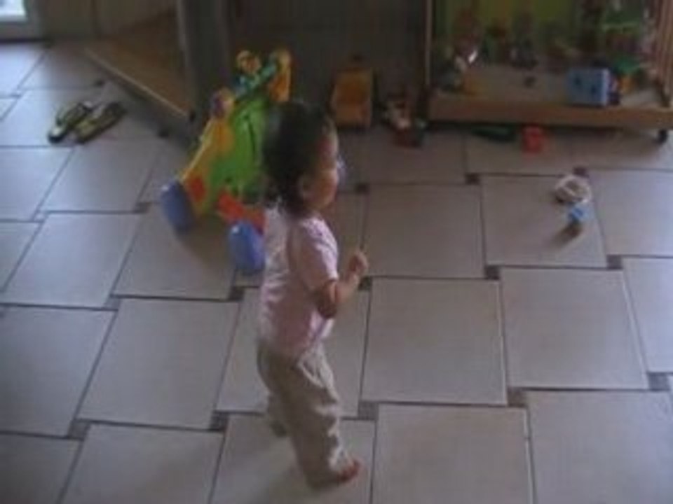 Anaël marche à 16 mois et demi !