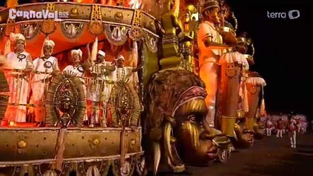 Barroca apressa carro para não estourar tempo em 1º dia de desfiles em SP