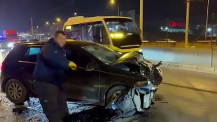 Otomobil, halk otobüsüne çarptı: Yaralılar var