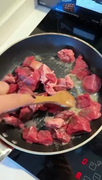 Malzemeler; kuşbaşı kuzu eti(gr keyfinize göre) 1 yemek kaşığı bal 1 adet soğan Yarım su bardağı su 1 adet havuç 2 diş sarımsak 1 su bardağı haşlanmış bezelye 1 adet biber 2 adet domates 1 adet patates 1 yemek kaşığı tereyağı Tuz, karabiber, kekik Meze t