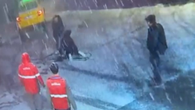 Maslak’ta iş insanına bıçaklı saldırı! Çalışanlar saldırgana dubalarla vurdu