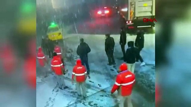 Akaryakıt istasyonunda iş insanına bıçaklı saldırı kamerada