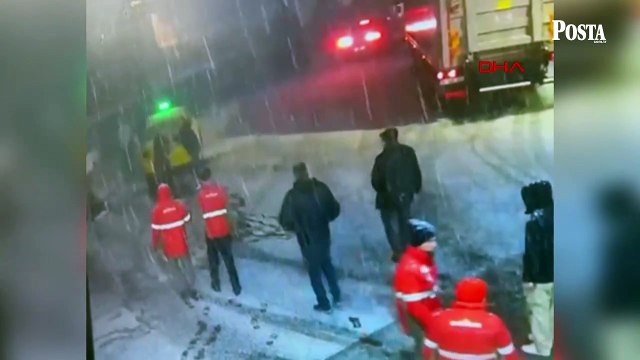 Maslak’ta iş insanına bıçaklı saldırı! İstasyon çalışanları saldırgana dubalarla vurdu