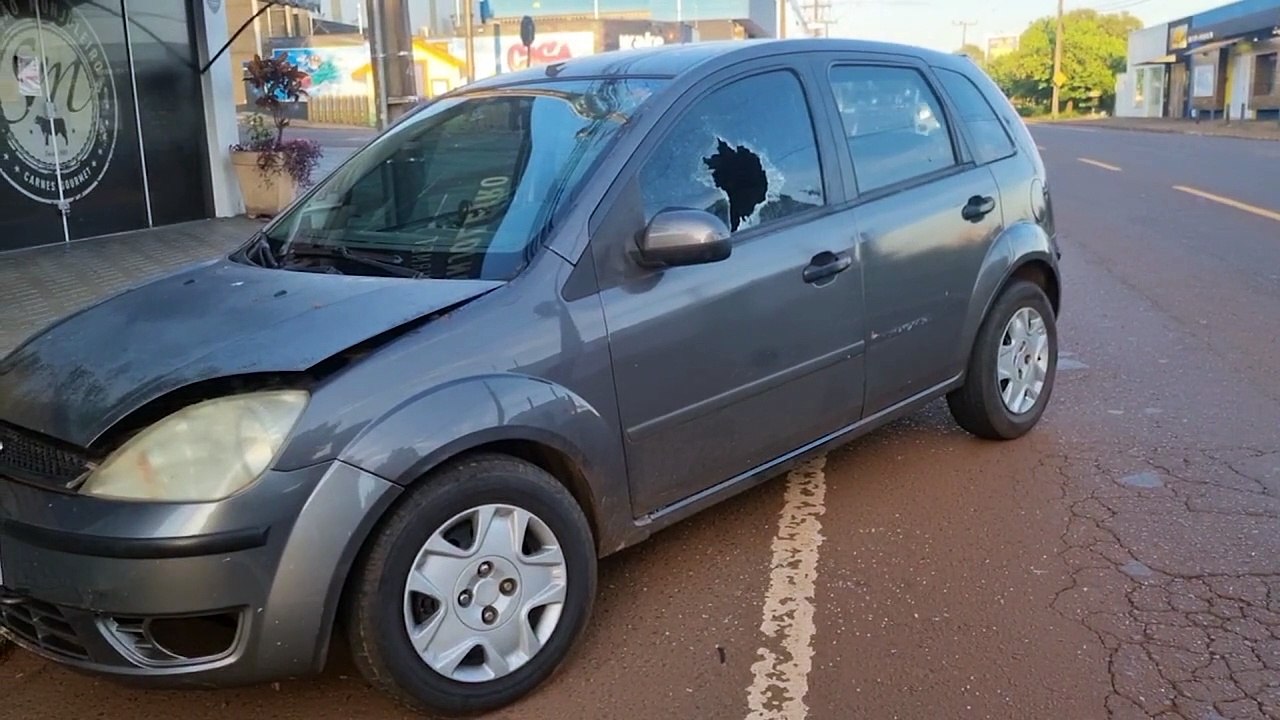 Fiesta com marcas de acidente e vidro destruído por pedrada é abandonado na rua Manaus