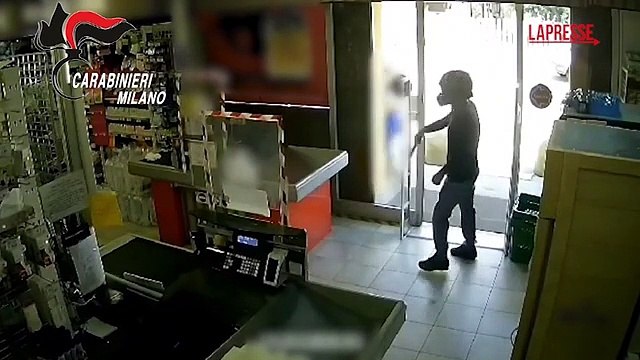 Minaccia i dipendenti con una pistola e rapina tre negozi: arrestato grazie alle riprese dalle telecamere