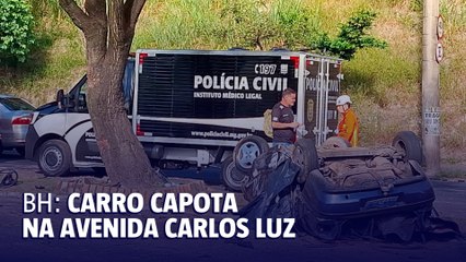 Carro capota na Avenida Carlos Luz, na Pampulha