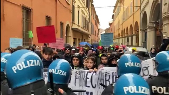 Bologna e le proteste per l'inaugurazione dell'anno accademico: il video degli scontri in centro tra polizia e manifestanti