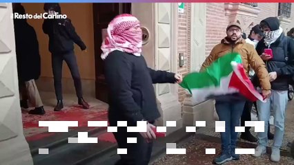 Bologna, i manifestanti imbrattano il Rettorato con vernice rossa: "Avete le mani sporche di sangue"