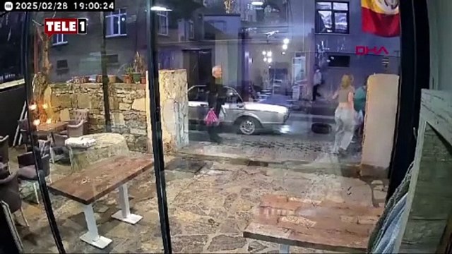Kafe sahibi ve müşteri yumruk yumruğa birbirine girdi