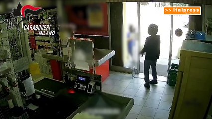 Con una pistola in pugno assalta un supermercato, le immagini