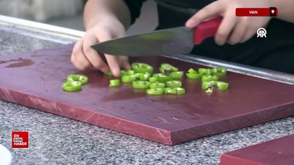 Van'da öğrenciler mutfakta hem öğreniyor hem pişiriyor