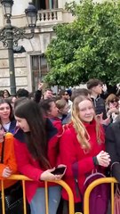 Crits de "Mazón dimissió" abans de la primera 'mascletà'