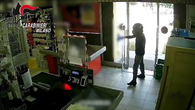 Assaltava negozi con pistola e casco, rapinatore seriale arrestato nel Milanese