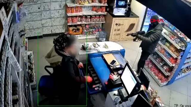 Oyuncak silahla benzinlikte soygun yaptı!