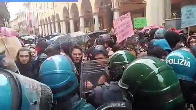 Bologna: il video degli scontri tra polizia e manifestanti nel giorno dell'inaugurazione dell'anno accademico